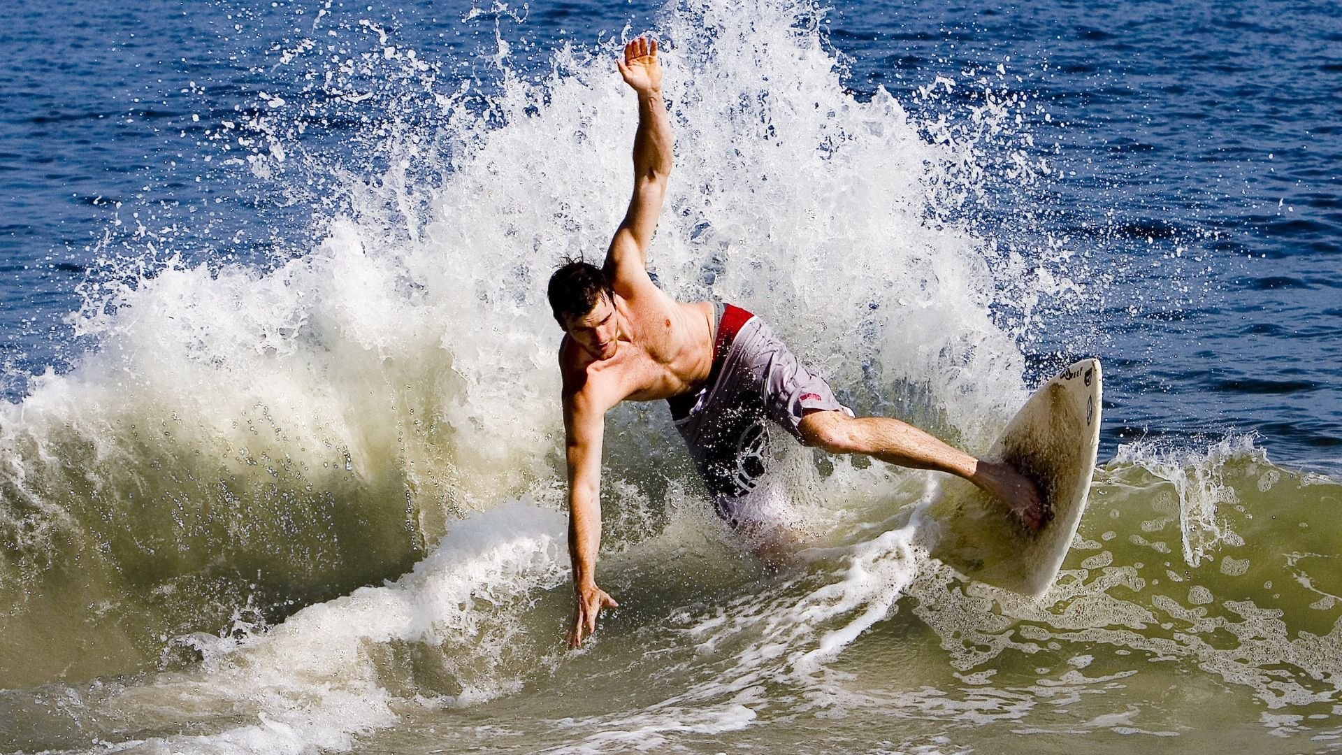 全黑队依靠精准的传球和不断突破，取得优势，全黑队服