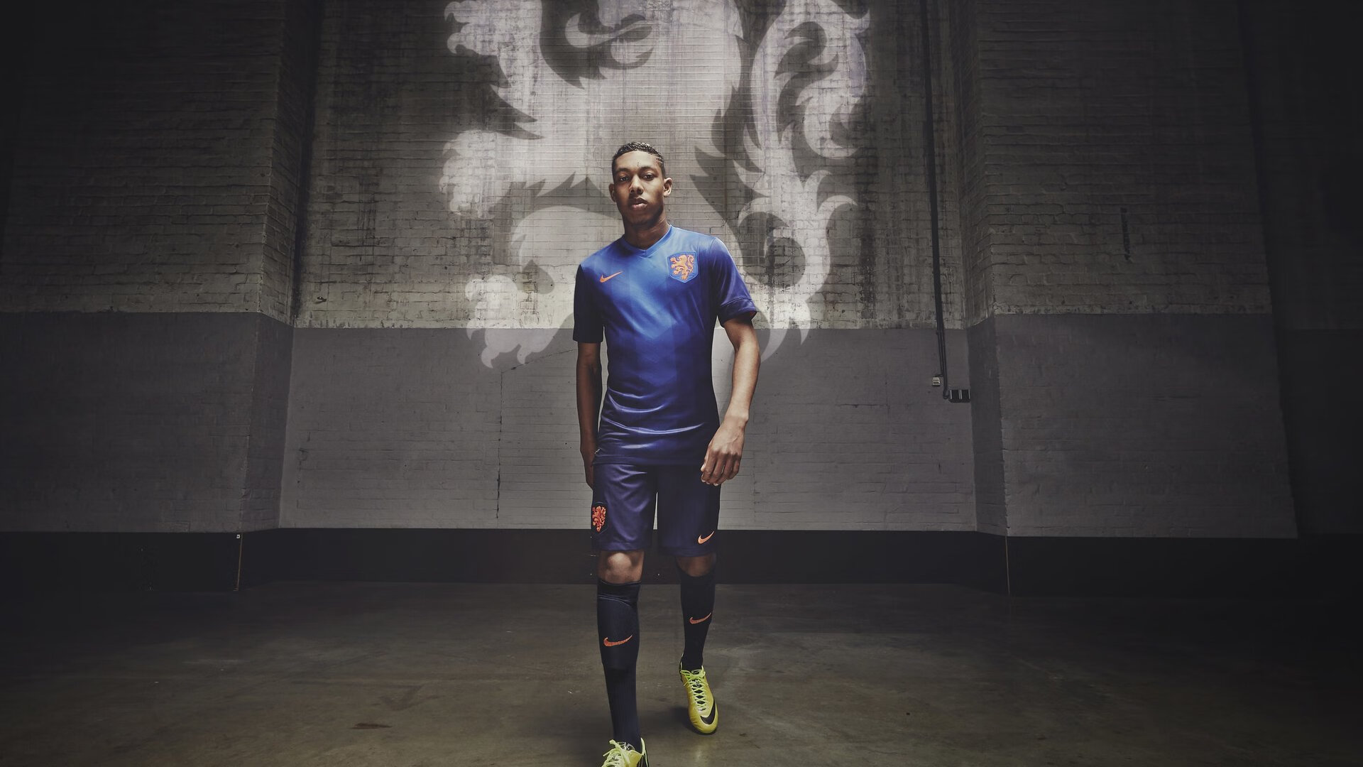 全黑队依靠精准的传球和不断突破，取得优势，全黑队服