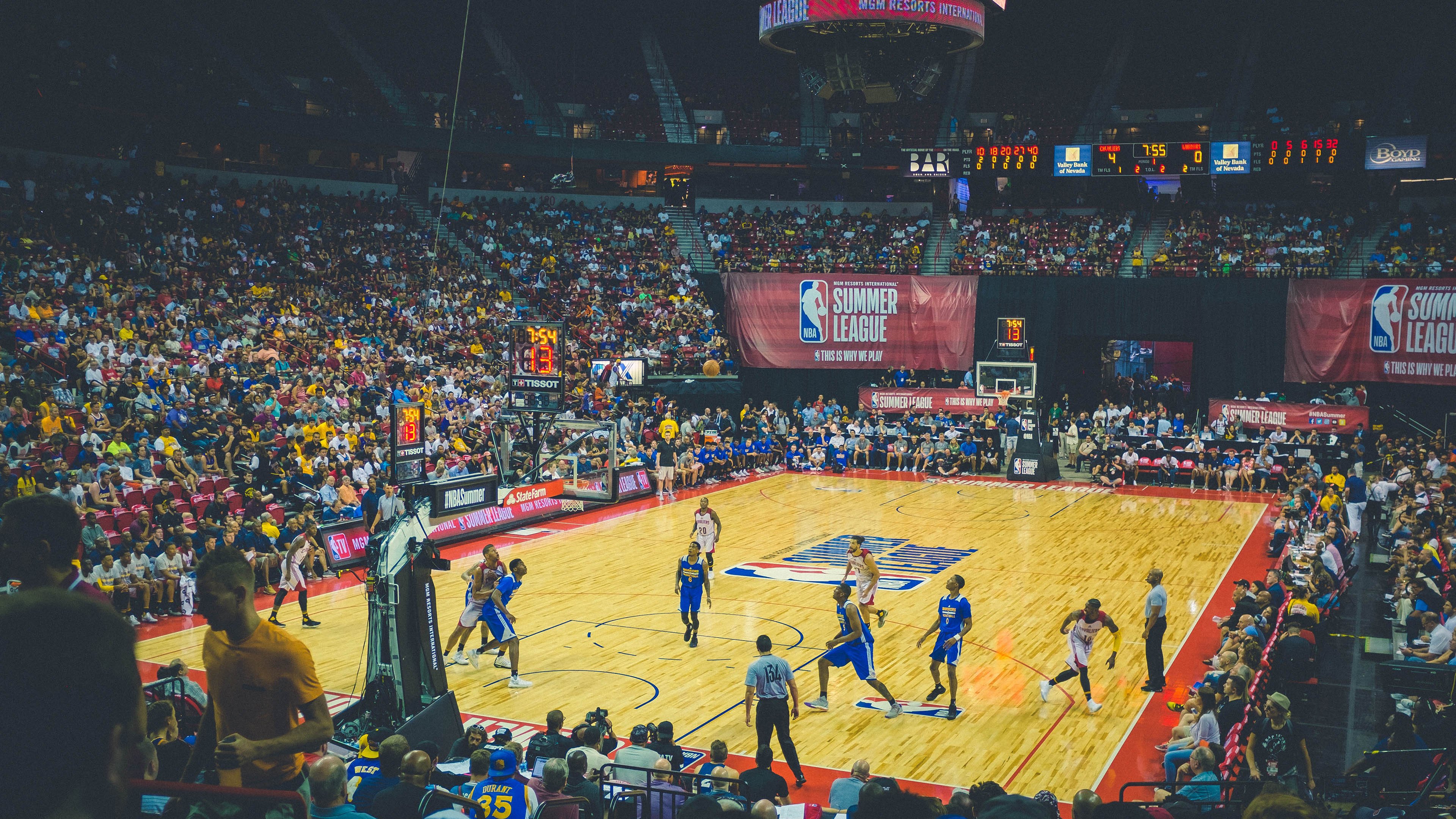 冠军赛终场哨响，球员泪洒赛场写下难忘瞬间，冠军被推出赛道